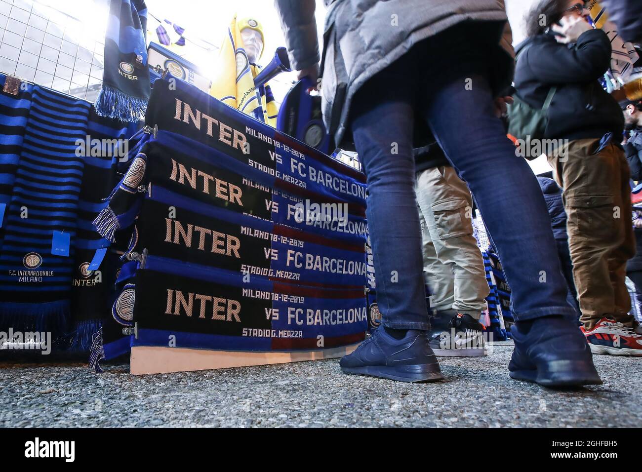 Metà e metà delle sciarpe Inter e Barcelona in vendita in una bancarella di  merchandising fuori dallo stadio prima della partita della UEFA Champions  League a Giuseppe Meazza, Milano. Data foto: 10