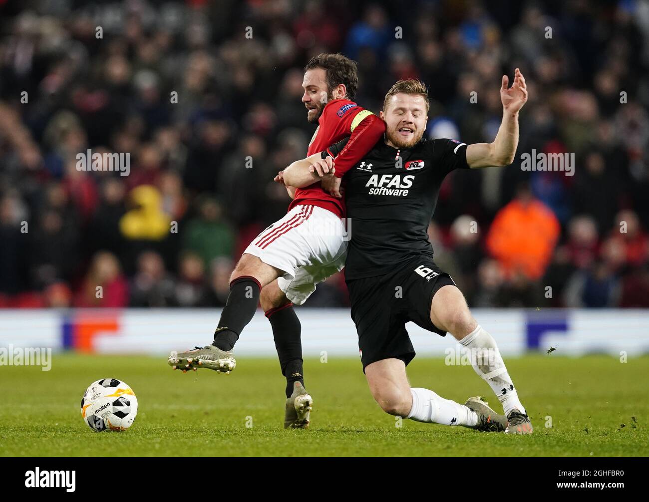 Juan Mata di Manchester United si è riunito con Fredrik Midtsjo di AZ Alkmaar durante la partita della UEFA Europa League a Old Trafford, Manchester. Data foto: 12 dicembre 2019. Il credito dovrebbe essere: Andrew Yates/Sportimage via PA Images Foto Stock