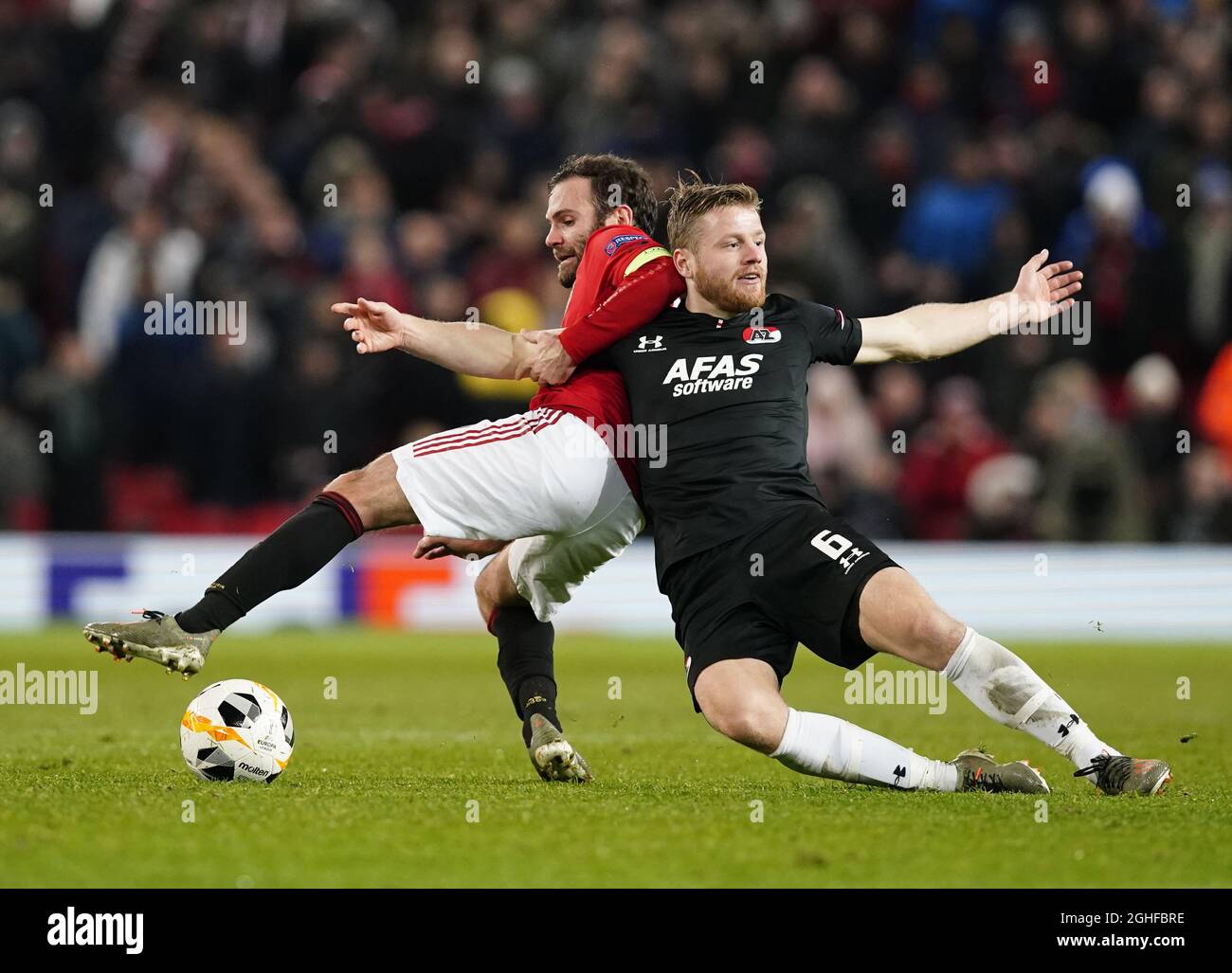 Juan Mata di Manchester United si è riunito con Fredrik Midtsjo di AZ Alkmaar durante la partita della UEFA Europa League a Old Trafford, Manchester. Data foto: 12 dicembre 2019. Il credito dovrebbe essere: Andrew Yates/Sportimage via PA Images Foto Stock