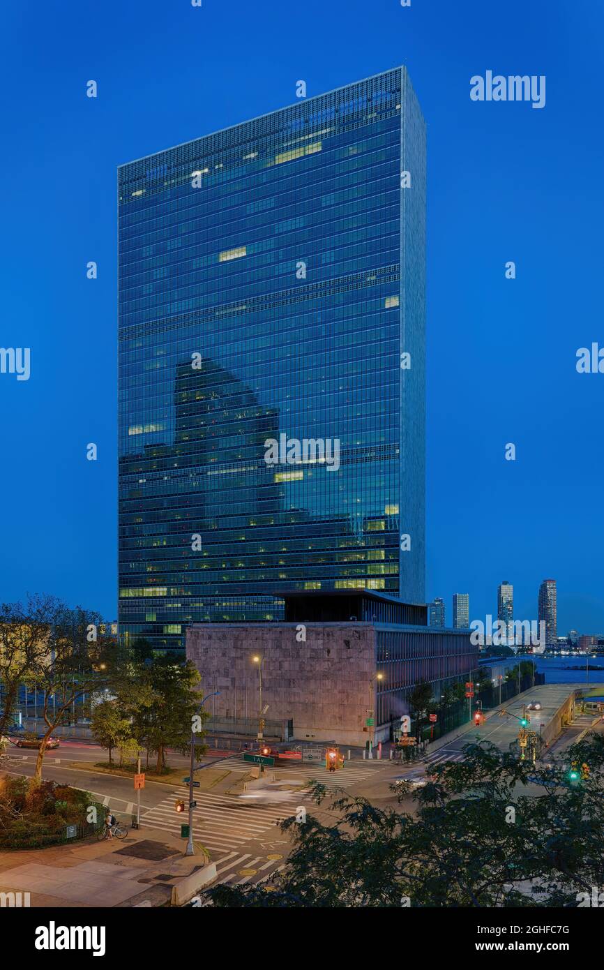 Blue Hour vista del Segretariato delle Nazioni Unite da Tudor City Place a East 42nd Street. Foto Stock