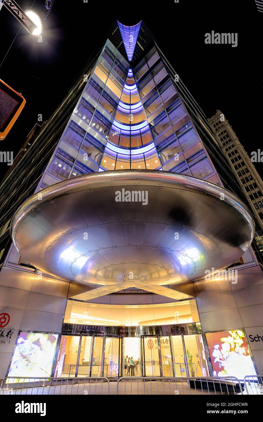 Guardando all'angolo NE del 7 Bryant Park (1045 Avenue of the Americas) nel centro di Manhattan. Foto Stock