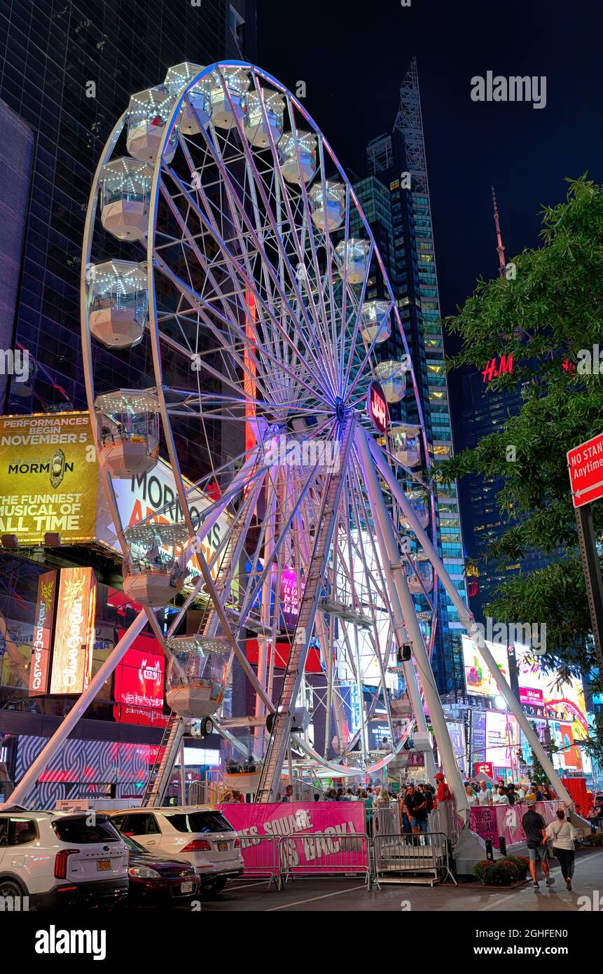 Times Square Wheel, un parco divertimenti alto 110 metri, è un'attrazione turistica temporanea in programma per la chiusura di settembre 13. Foto Stock