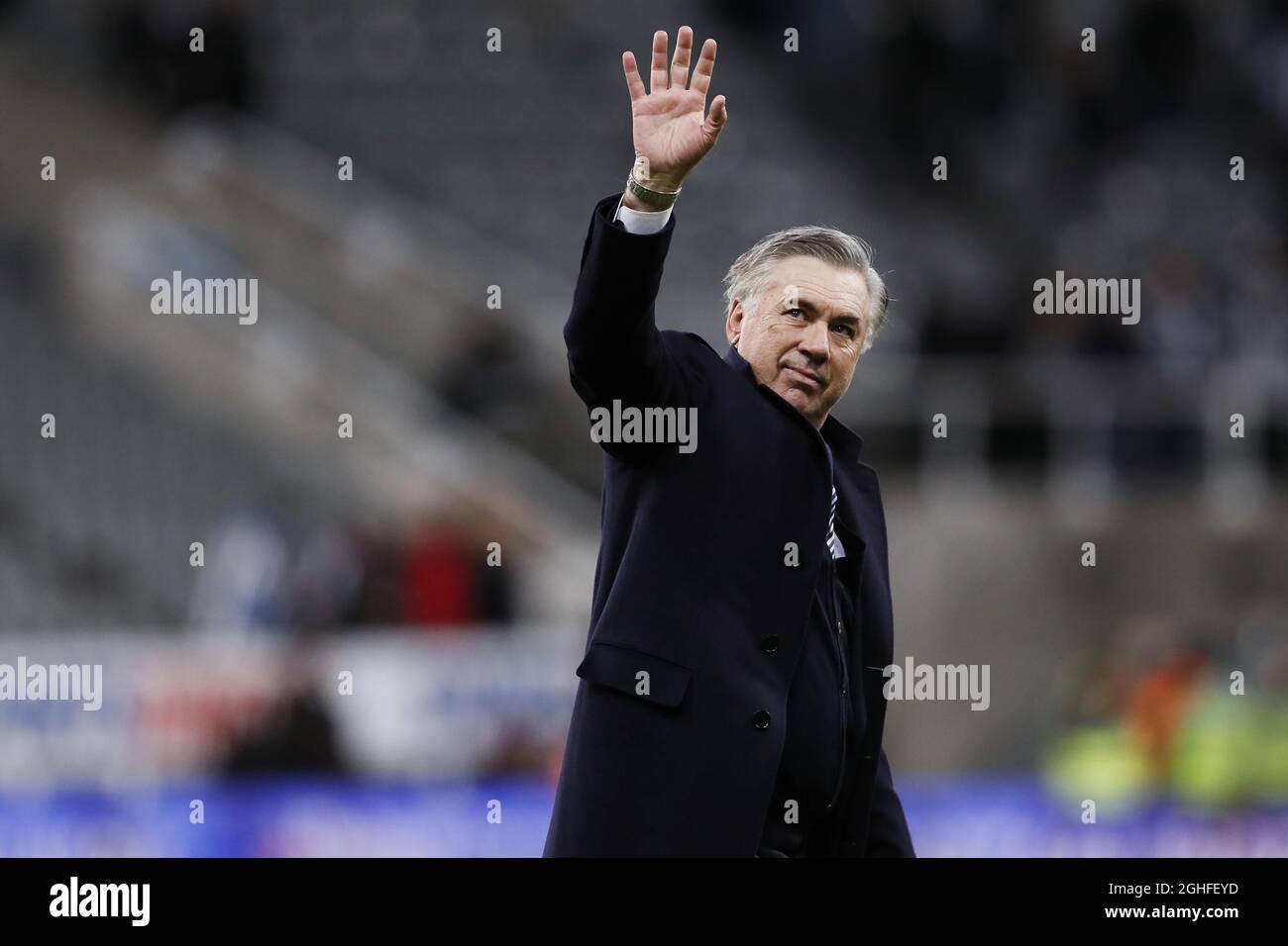 Il manager Everton Carlo Ancelotti festeggia con i fan di Everton durante la partita della Premier League al St. James's Park di Newcastle. Data foto: 28 dicembre 2019. Il credito d'immagine dovrebbe essere: James Wilson/Sportimage via PA Images Foto Stock