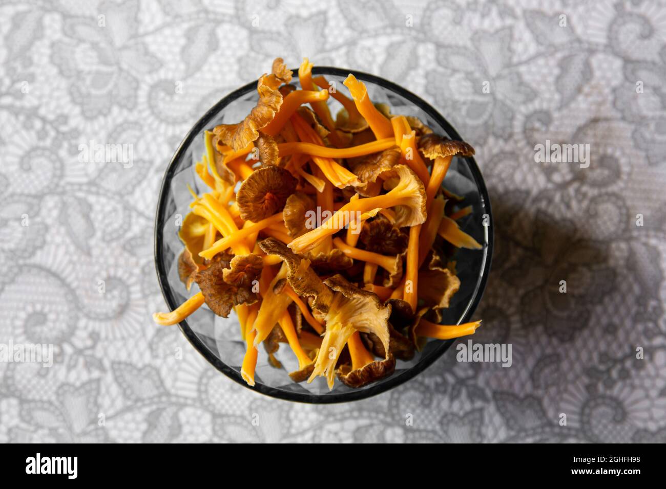 Craterellus lutescens o Cantarellus lutescens o Cantarellus xanthopus o Cantarellus aurora, comunemente noto come piede giallo. Foto Stock