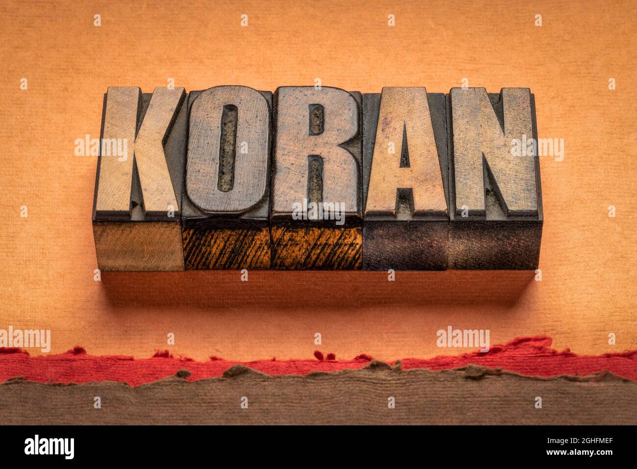 koran - parola astratta nel tipo di legno della pressa della lettera d'annata, il libro sacro islamico, creduto essere la parola di Dio Foto Stock