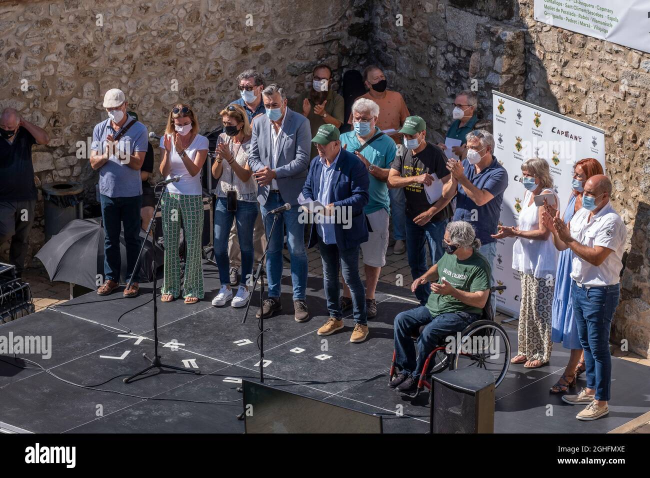 Capmany, Spagna. 05 settembre 2021. Sindaci e rappresentanti di organizzazioni civili sono visti sul palco della Plaza Major de Capmany durante l'atto contro l'installazione di parchi eolici nella Sierra de la Albera.atto dimostrativo e unitario a Capmany (Girona) sotto lo slogan Renovables sí, però no així (rinnovabili sì, Ma non in questo modo) organizzato da sindaci ed enti delle regioni Alt Ampurdán contro l'installazione di parchi eolici nella Sierra de l, Albera. (Foto di Paco Freire/SOPA Images/Sipa USA) Credit: Sipa USA/Alamy Live News Foto Stock