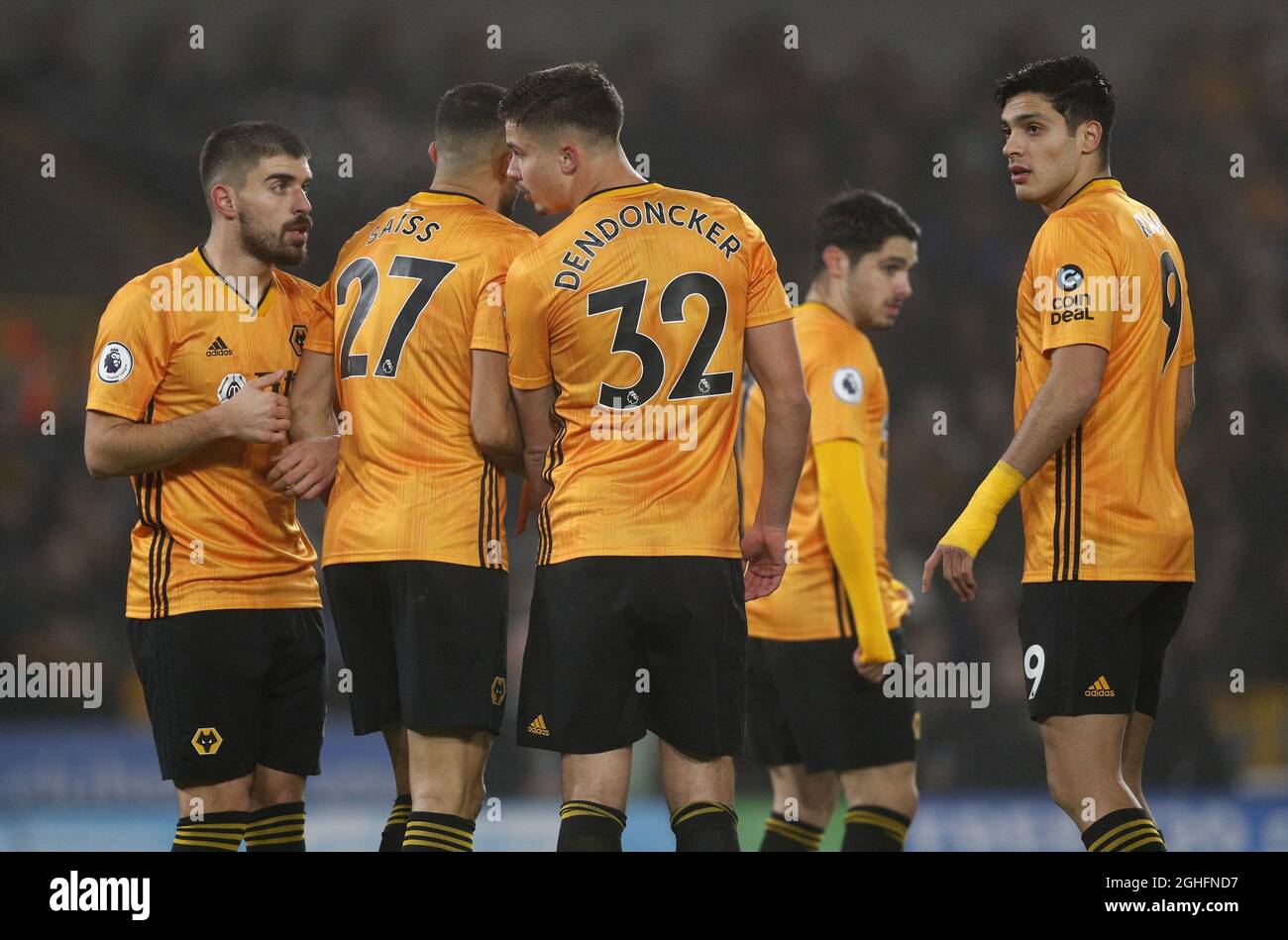 Ruben Neves, Romain Saiss, Leander Dendoncker e Raul Jimenez di Wolverhampton Wanderers formano un muro per un calcio libero durante la partita della Premier League a Molineux, Wolverhampton. Data foto: 23 gennaio 2020. Il credito dovrebbe essere: Darren Staples/Sportimage via PA Images Foto Stock