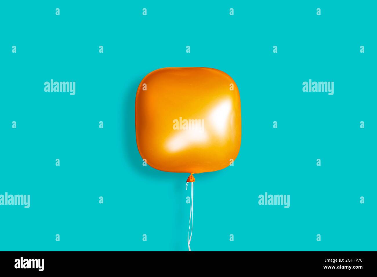 Un palloncino arancione quadrato su sfondo blu pastello. Concetto di innovazione Foto Stock
