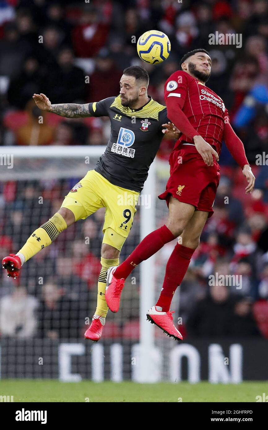 Danny Ings di Southampton e Joe Gomez di Liverpool combattono per la palla durante la partita della Premier League ad Anfield, Liverpool. Data foto: 1 febbraio 2020. Il credito d'immagine dovrebbe essere: James Wilson/Sportimage via PA Images Foto Stock