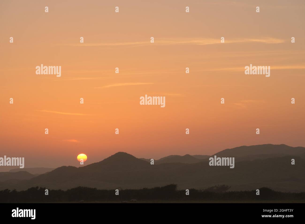 Gower, Swansea, Regno Unito. 6 settembre 2021. Tempo britannico: Il sole tramonta su Broughton Burrows sulla penisola di Gower, dopo una bella giornata di sole e una serata molto calda. La prospettiva è per il tempo più fresco con le docce verso la fine della settimana. Credit: Gareth Llewelyn/Alamy Foto Stock