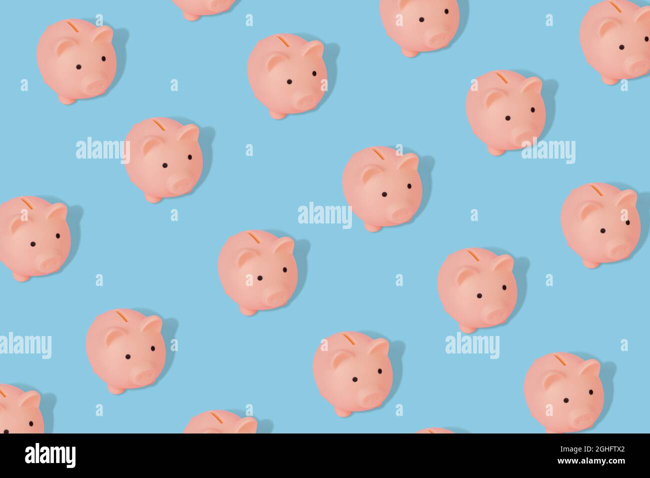 Modello carino con una banca piggy su uno sfondo blu. Design moderno e minimalista per poster, striscioni e stampe. Foto Stock