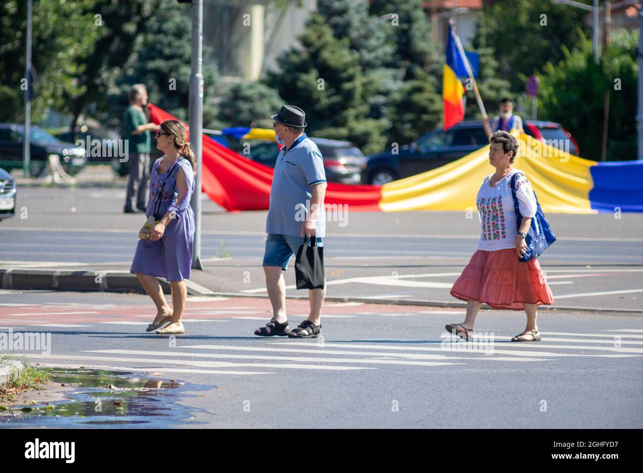 Bucarest, Romania - 07 agosto 2021: Persone che camminano per strada. Persone reali. Foto Stock