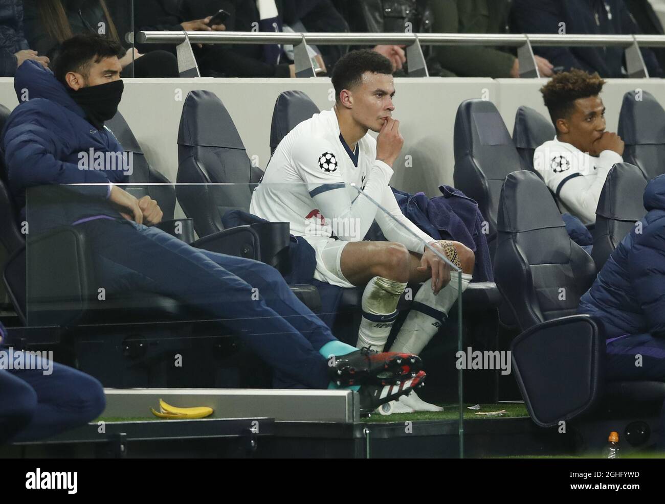 DELE Alli di Tottenham fa la sua lista sul becco che segue il suo tantrum dopo essere stato sostituito durante la partita della UEFA Champions League al Tottenham Hotspur Stadium, Londra. Data foto: 19 febbraio 2020. Il credito dovrebbe essere: David Klein/Sportimage via PA Images via PA Images Foto Stock