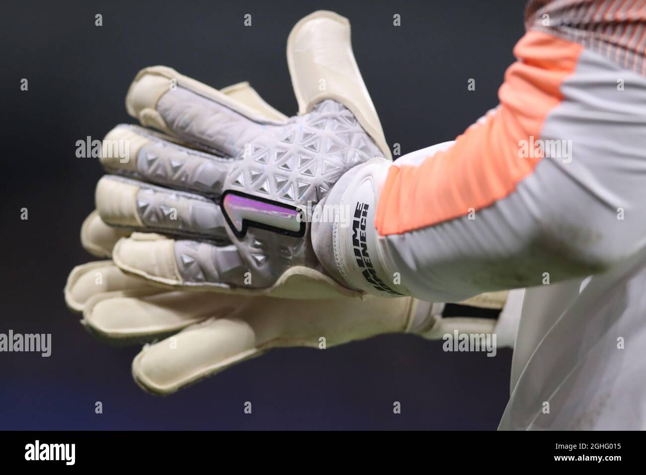 I guanti del portiere spagnolo di Valencia Jaume Domenech sono raffigurati  durante la partita UEFA Champions League a Giuseppe Meazza, Milano. Data  foto: 19 febbraio 2020. Il credito d'immagine dovrebbe essere: Jonathan