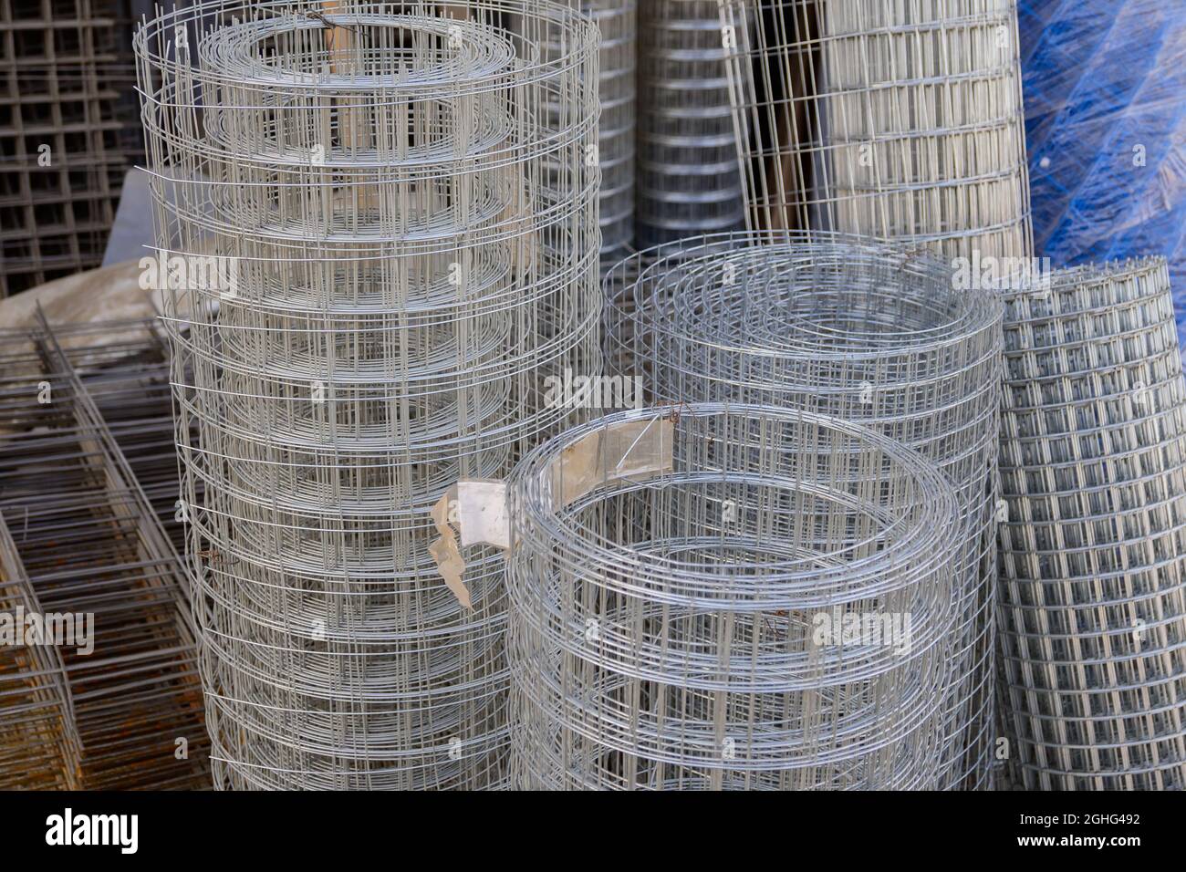 Rete metallica zincata saldata per rinforzare muratura o fare recinzioni,  intrecciata in rotoli Foto stock - Alamy