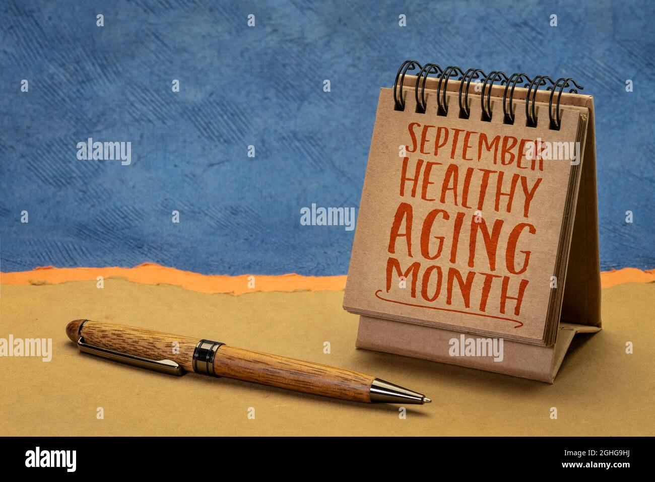 Settembre - mese di invecchiamento sano, scrittura a mano in un piccolo calendario desktop contro astratto paesaggio della carta, salute e stile di vita concetto Foto Stock