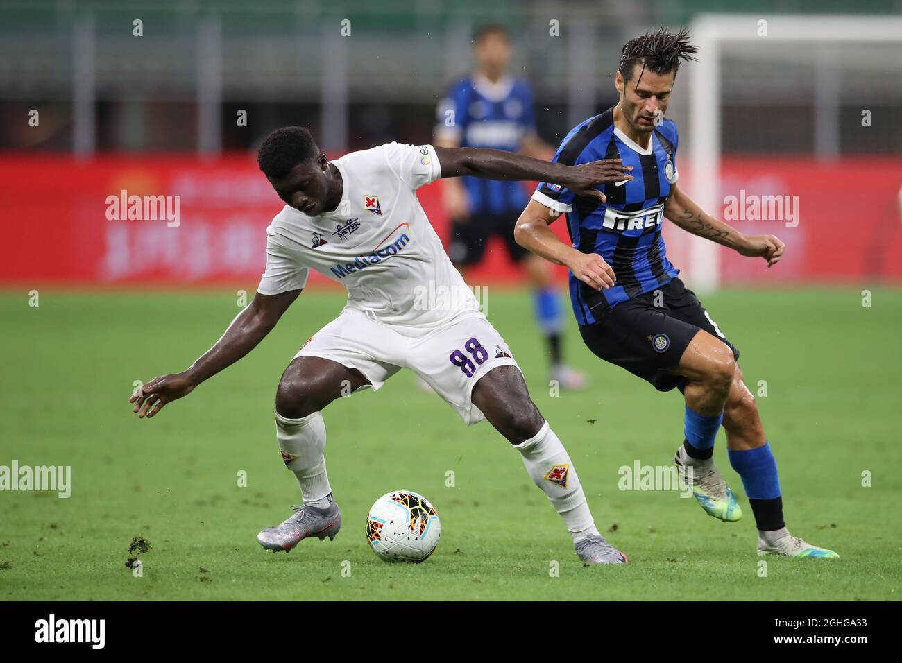 Il centrocampista Ghanian Alfred Duncan di ACF Fiorentina scuela la palla dal centrocampista italiano Antonio Canfreva di Internazionale durante la Serie A a a a Giuseppe Meazza, Milano. Data foto: 22 luglio 2020. Il credito d'immagine dovrebbe essere: Jonathan Moscrop/Sportimage via PA Images Foto Stock