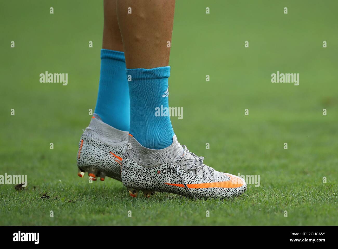 L'attaccante portoghese Cristiano Ronaldo delle scarpe da calcio della  Juventus durante il riscaldamento prima della partita della Serie A alla  Dacia Arena di Udine. Data foto: 23 luglio 2020. Il credito d'immagine