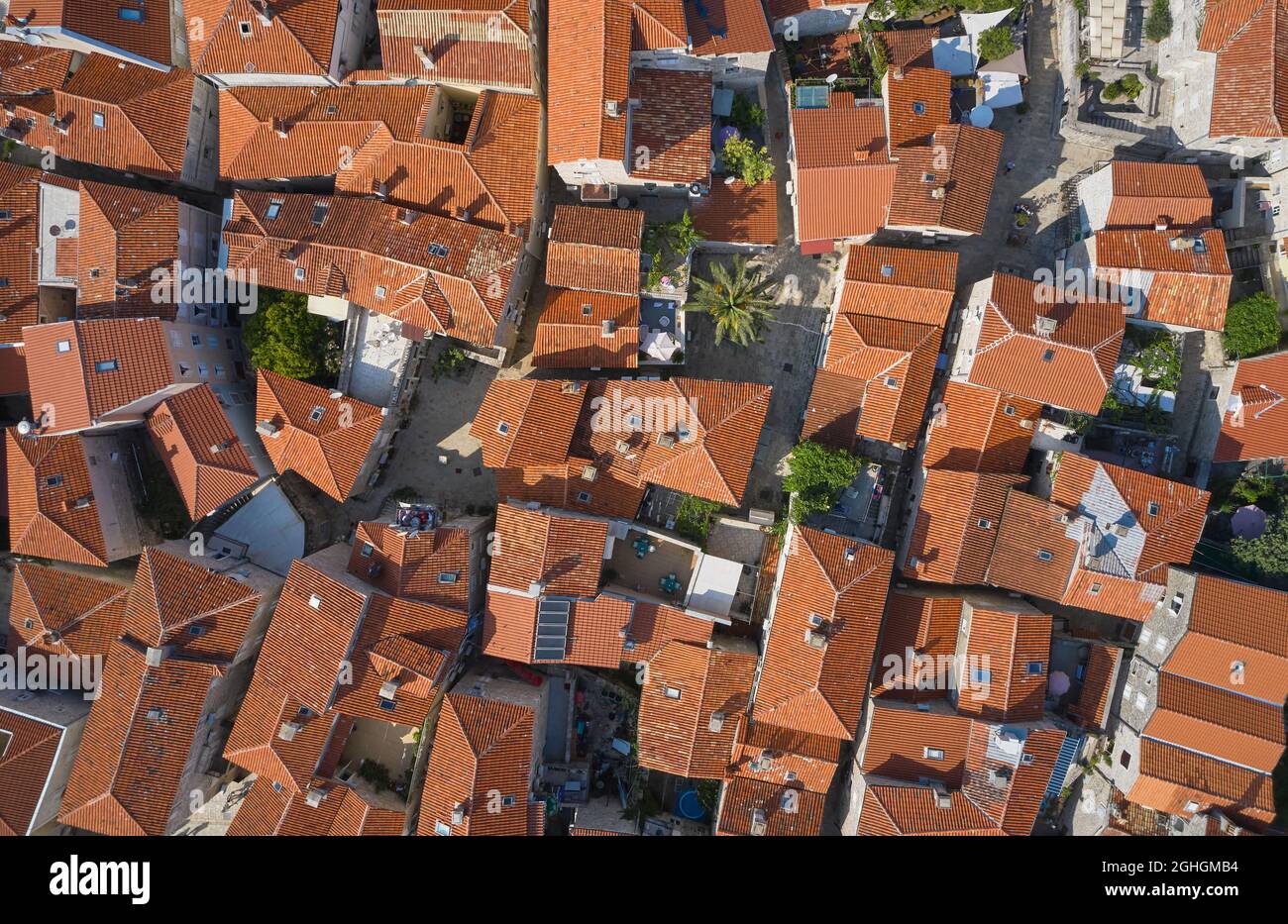 Vista dall'alto dei tetti marroni delle case nel centro storico di Budva Foto Stock