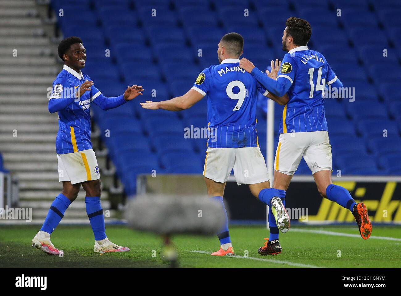 (L-R) Tariq Lamptey, Neal Maupay e Adam Lallana di Brighton celebrano dopo Jake Livermore di West Brom (non raffigurato punteggi e proprio obiettivo di rendere 1-0 durante la partita della Premier League allo stadio AMEX, Brighton e Hove. Data foto: 26 ottobre 2020. Il credito dovrebbe essere: Paul Terry/Sportimage via PA Images Foto Stock