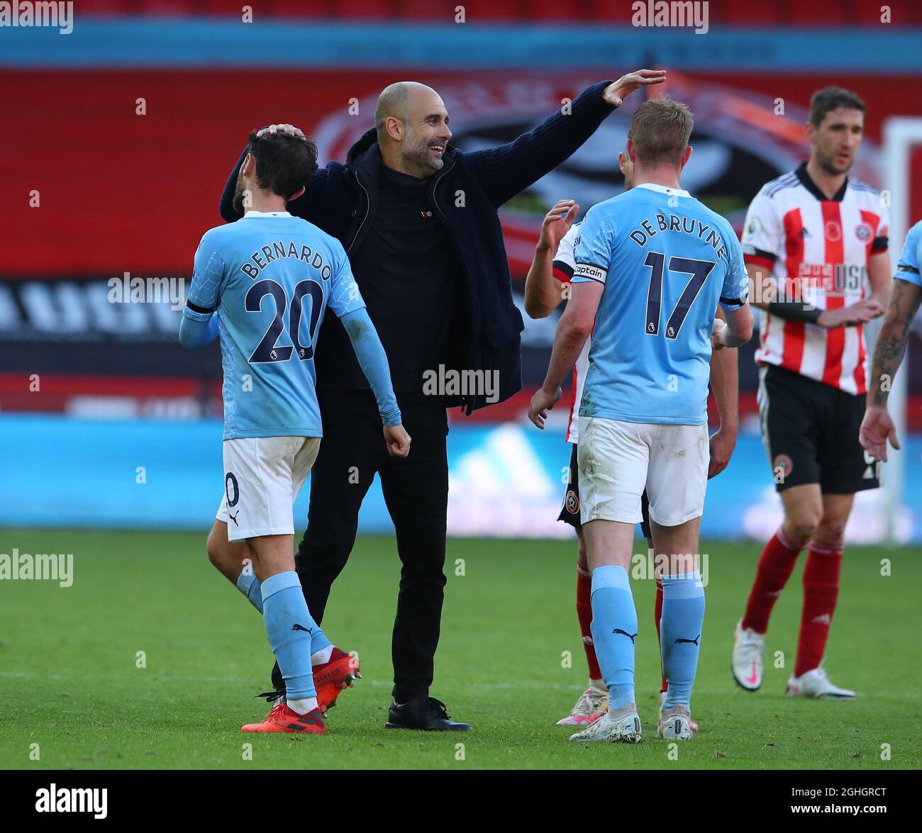 Josep Guardiola manager di Manchester City festeggia con Bernardo Silva e Kevin De Bruyne di Manchester City durante la partita della Premier League a Bramall Lane, Sheffield. Data foto: 31 ottobre 2020. Il credito dovrebbe essere: Simon Bellis/Sportimage via PA Images Foto Stock