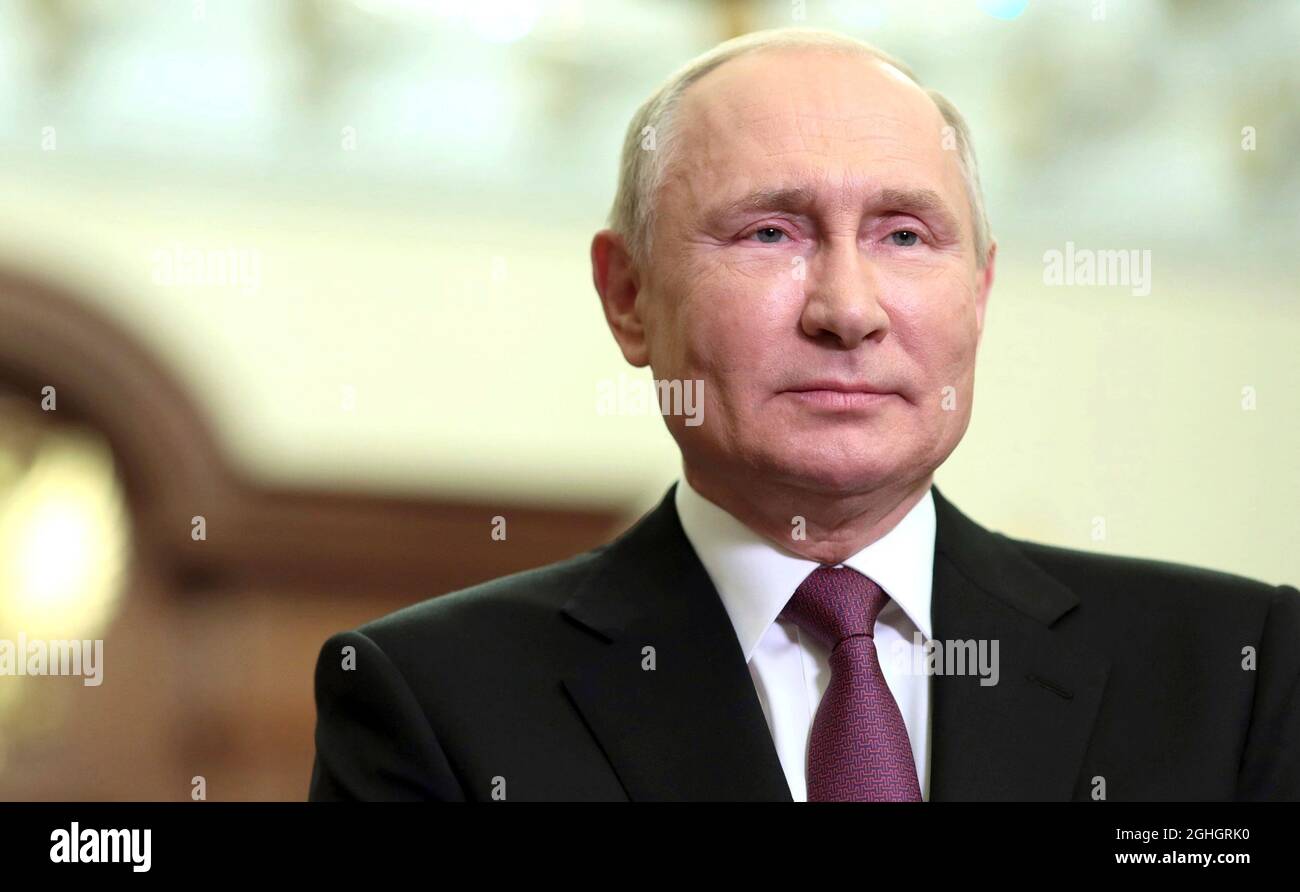 Il presidente russo Vladimir Putin ha un indirizzo video preregistrato che ha aperto la seconda pallina dell'Opera di Dresda al Palazzo di Caterina il 4 settembre 2021 a San Pietroburgo, Russia. Foto Stock