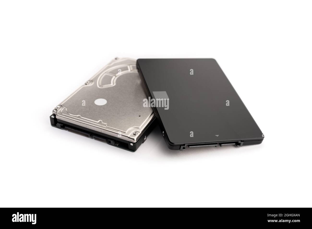 Unità SSD moderna e disco fisso vecchio isolato su sfondo bianco. Memorizzazione dei dati hardware del computer Foto Stock