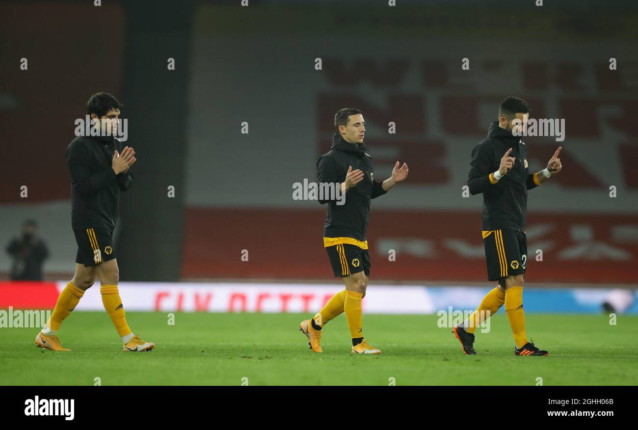Tre giocatori di Wolves dicono preghiere mentre camminano sul campo Pedro Neto, Daniel Podence e Joao Mountinho di Wolverhampton Wanderers durante la partita della Premier League all'Emirates Stadium di Londra. Data foto: 29 novembre 2020. Il credito dovrebbe essere: David Klein/Sportimage via PA Images Foto Stock Tre giocatori di Wolves dicono preghiere mentre camminano sul campo Pedro Neto, Daniel Podence e Joao Mountinho di Wolverhampton Wanderers durante la partita della Premier League all'Emirates Stadium di Londra. Data foto: 29 novembre 2020. Il credito dovrebbe essere: David Klein/Sportimage via PA Images Foto Stock