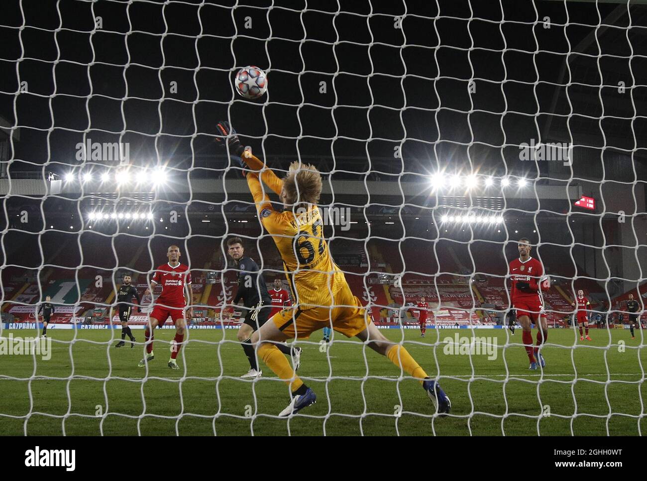 Caoimhin Kelleher di Liverpool crea un modulo di salvataggio Klass Jan Huntelaar di Ajax durante la partita della UEFA Champions League ad Anfield, Liverpool. Data foto: 1 dicembre 2020. Il credito dovrebbe essere: Darren Staples/Sportimage via PA Images Foto Stock