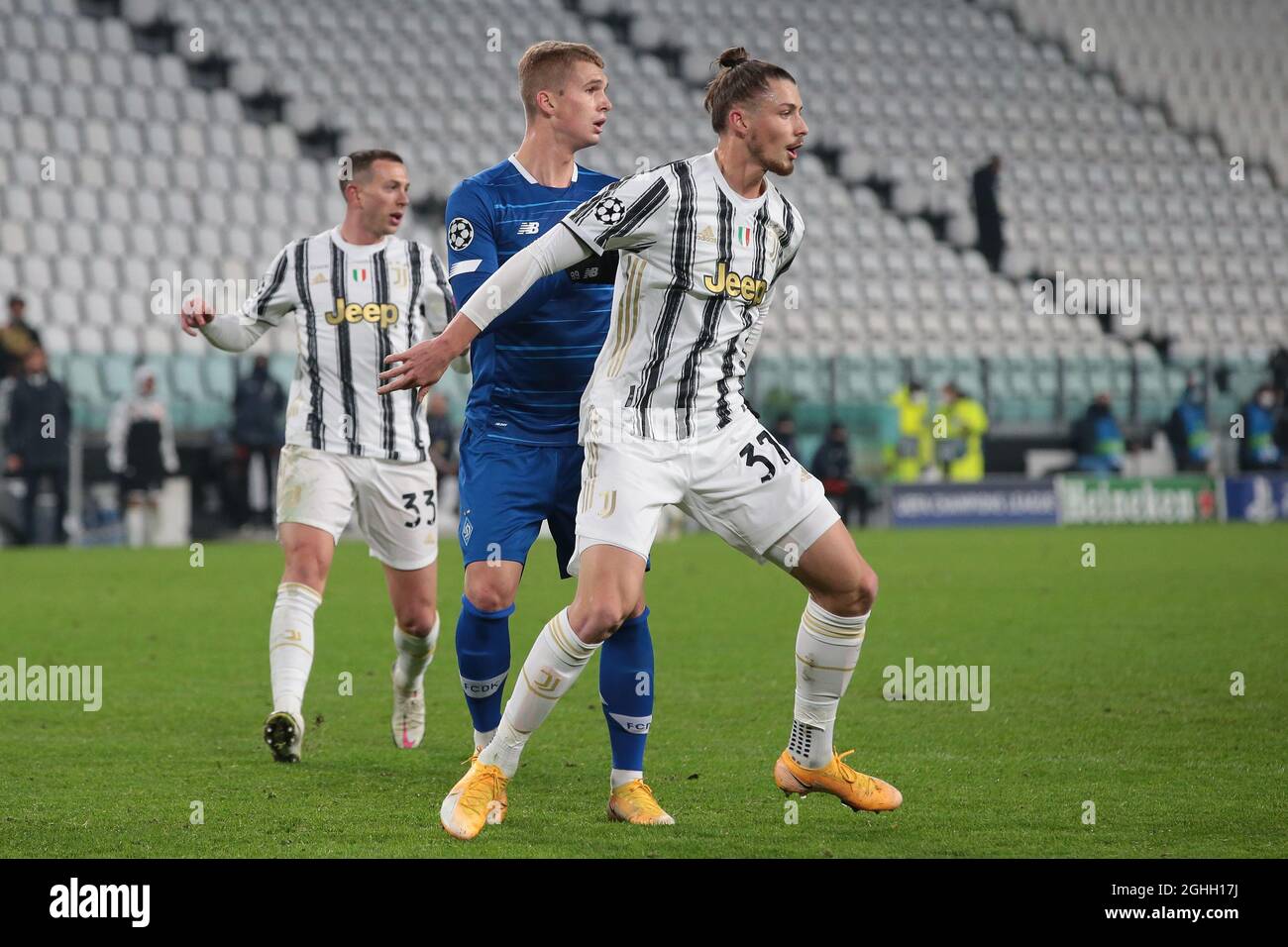 Radu Dragusin della Juventus tiene sotto controllo Vladyslav Supryaha della FC Dynamo Kyiv durante la partita della UEFA Champions League allo stadio Allianz di Torino. Data foto: 2 dicembre 2020. Il credito d'immagine dovrebbe essere: Jonathan Moscrop/Sportimage via PA Images Foto Stock