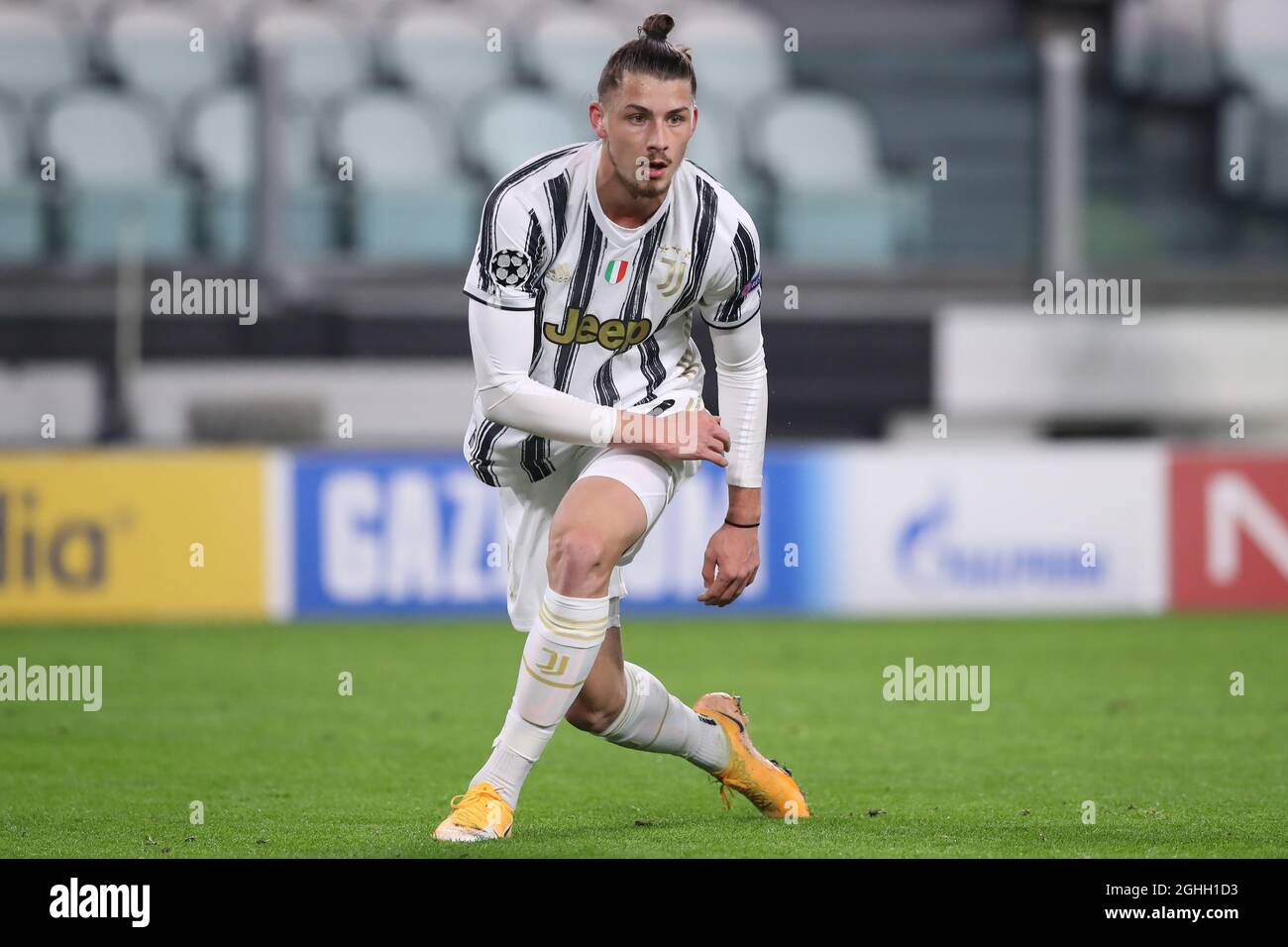 Radu Dragusin della Juventus durante la partita della UEFA Champions League allo Stadio Allianz di Torino. Data foto: 2 dicembre 2020. Il credito d'immagine dovrebbe essere: Jonathan Moscrop/Sportimage via PA Images Foto Stock