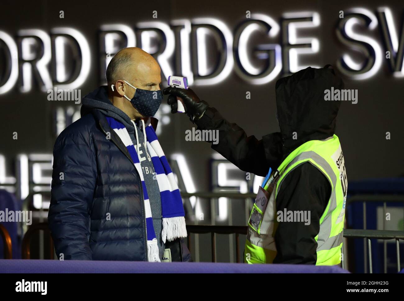 I fan di ritorno del Chelsea hanno controllato la temperatura prima di entrare a terra durante la partita della Premier League allo Stamford Bridge, Londra. Data foto: 5 dicembre 2020. Il credito dovrebbe essere: David Klein/Sportimage via PA Images Foto Stock