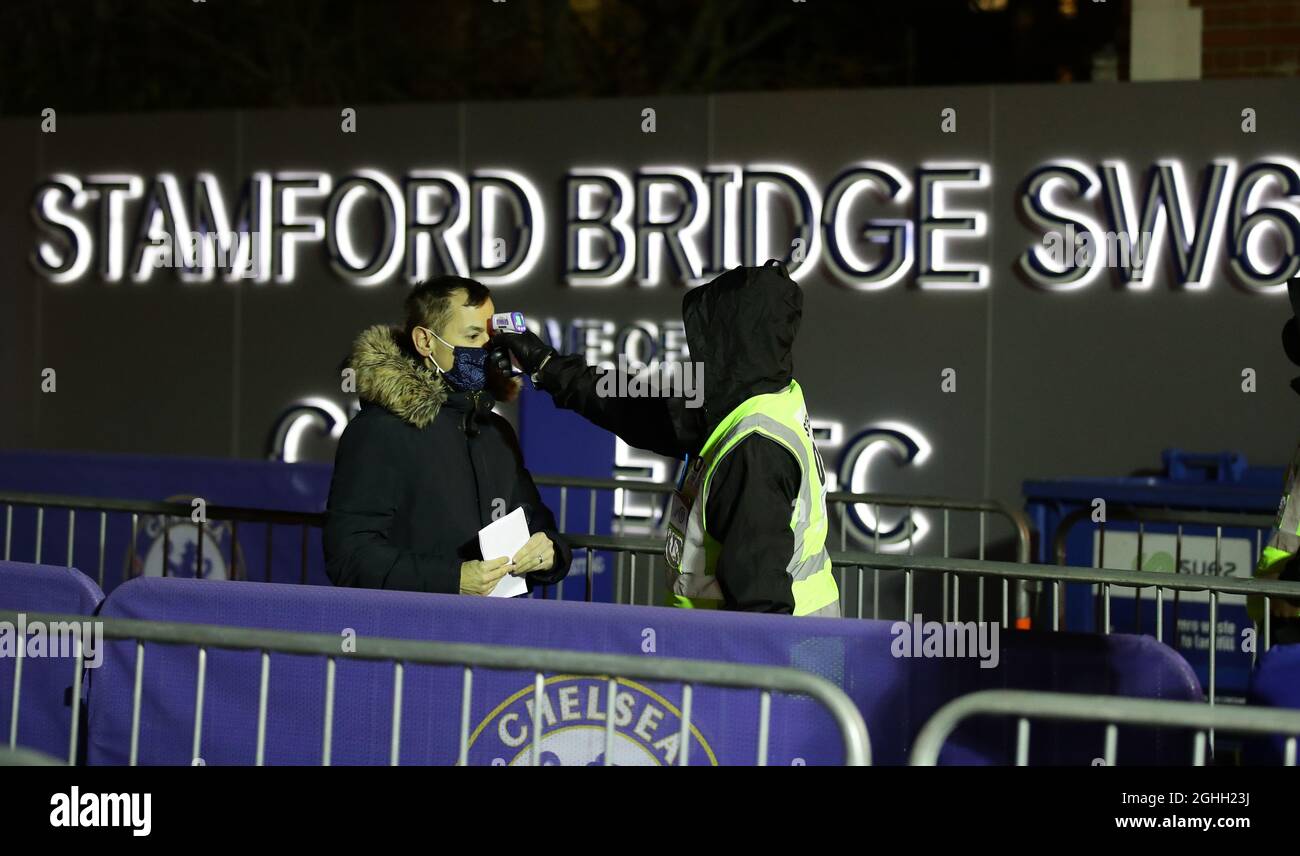I fan di ritorno del Chelsea hanno controllato la temperatura prima di entrare a terra durante la partita della Premier League allo Stamford Bridge, Londra. Data foto: 5 dicembre 2020. Il credito dovrebbe essere: David Klein/Sportimage via PA Images Foto Stock