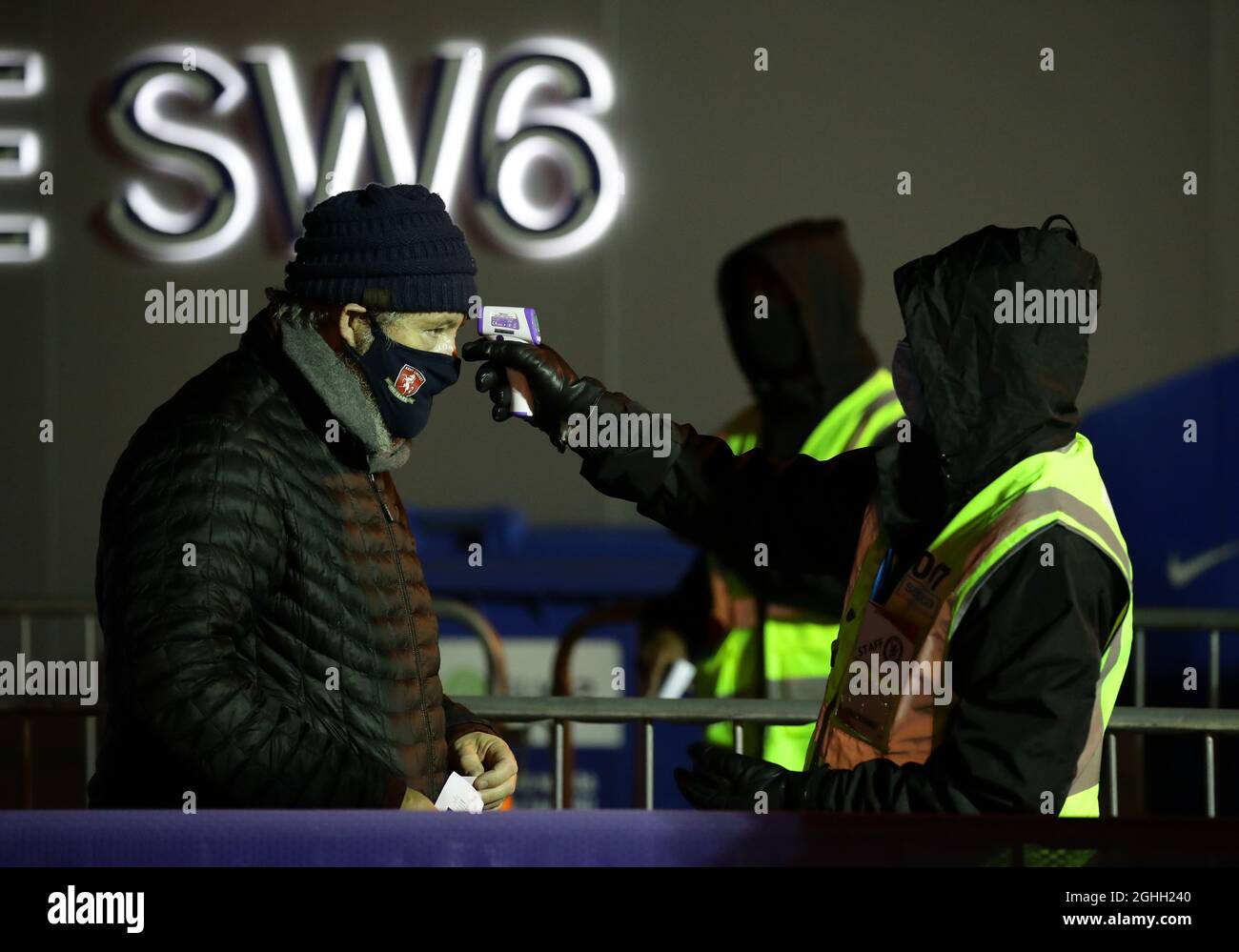 I fan di ritorno del Chelsea hanno controllato la temperatura prima di entrare a terra durante la partita della Premier League allo Stamford Bridge, Londra. Data foto: 5 dicembre 2020. Il credito dovrebbe essere: David Klein/Sportimage via PA Images Foto Stock