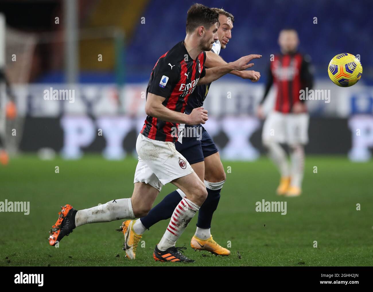 Matteo Gabbiano dell'AC Milan si inchina con Antonio la Gumina dell'UC Sampdoria durante la serie A a a Luigi Ferraris, Genova. Data foto: 6 dicembre 2020. Il credito d'immagine dovrebbe essere: Jonathan Moscrop/Sportimage via PA Images Foto Stock