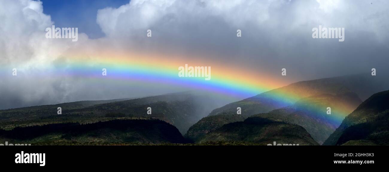 MAUI, HAWAII, USA...ARCOBALENO SULLE COLLINE VICINO A LAHAINA Foto Stock
