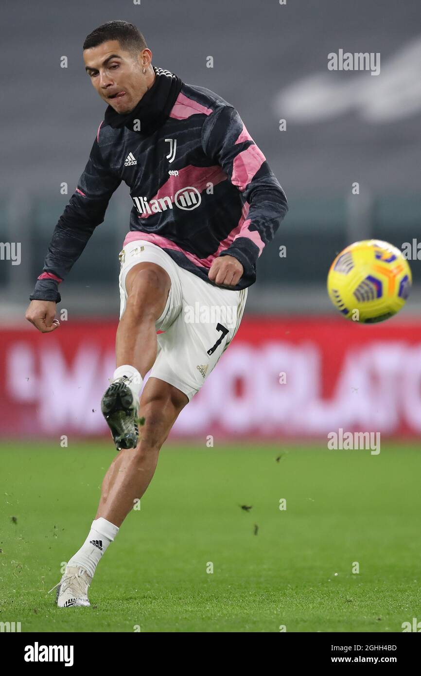 Cristiano Ronaldo della Juventus pratica calci liberi durante il riscaldamento prima della partita della Serie A allo Stadio Allianz di Torino. Data foto: 16 dicembre 2020. Il credito d'immagine dovrebbe essere: Jonathan Moscrop/Sportimage via PA Images Foto Stock