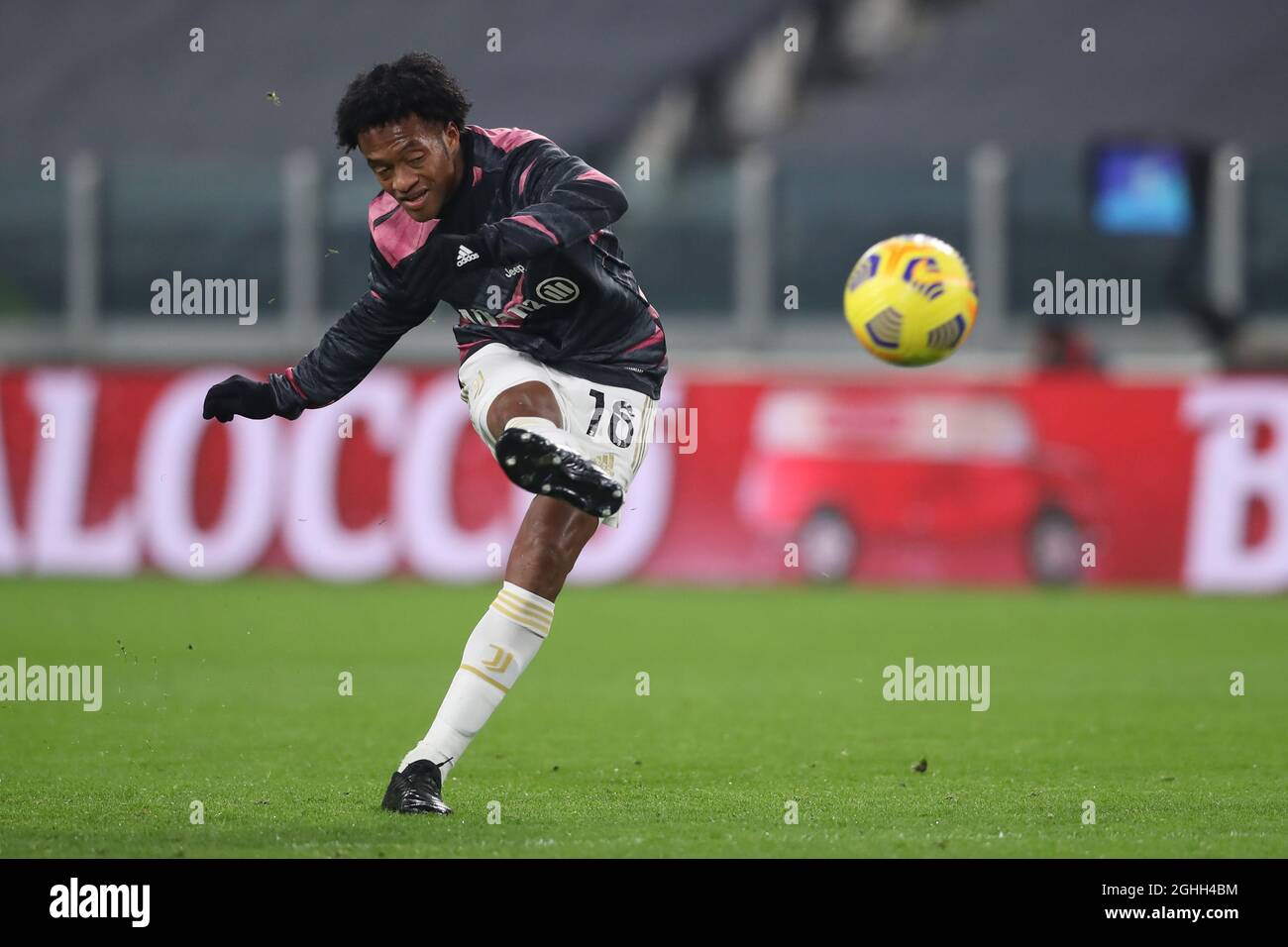 Juan Cuadrado della Juventus pratica calci liberi durante il riscaldamento prima della partita della Serie A allo Stadio Allianz di Torino. Data foto: 16 dicembre 2020. Il credito d'immagine dovrebbe essere: Jonathan Moscrop/Sportimage via PA Images Foto Stock