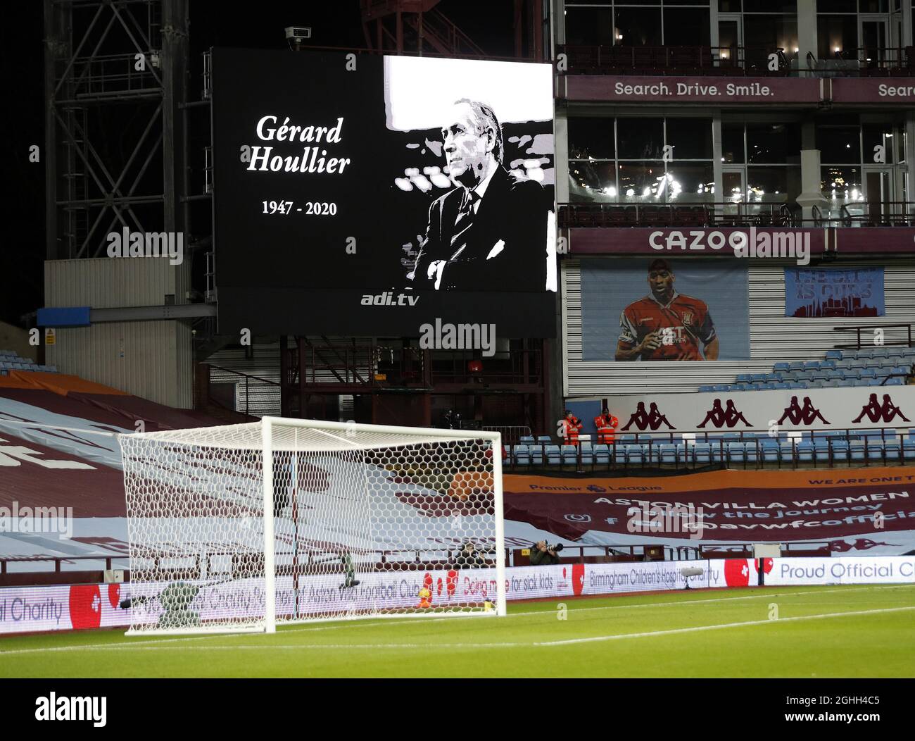 Un omaggio a Gerard Houllier durante la partita della Premier League a Villa Park, Birmingham. Data foto: 17 dicembre 2020. Il credito dovrebbe essere: Darren Staples/Sportimage via PA Images Foto Stock