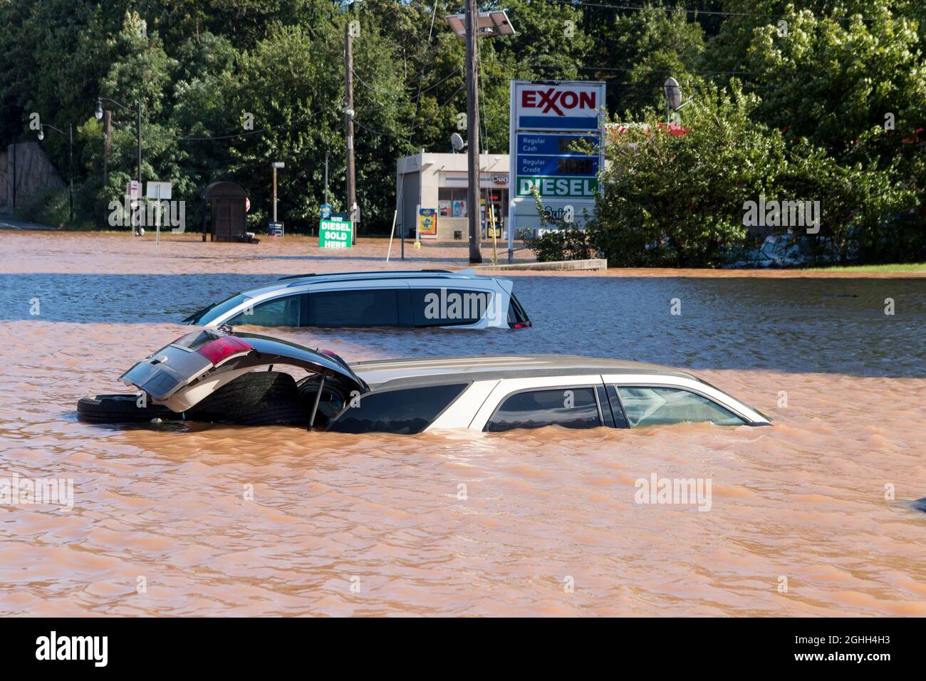 Auto sommerse subacquea e stazione di benzina allagata dopo l'uragano Ida. Foto Stock