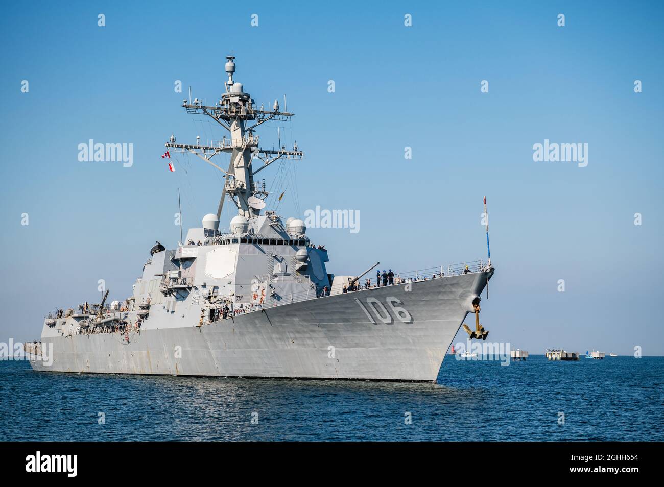 Il cacciatorpediniere missilistico guidato USS Stockdale della Marina degli Stati Uniti di Arleigh Burke-Class arriva a Commander, Fleet Activities Yokosuka per una visita al porto prevista il 28 agosto 2021 a Yokosuka, Giappone. Foto Stock