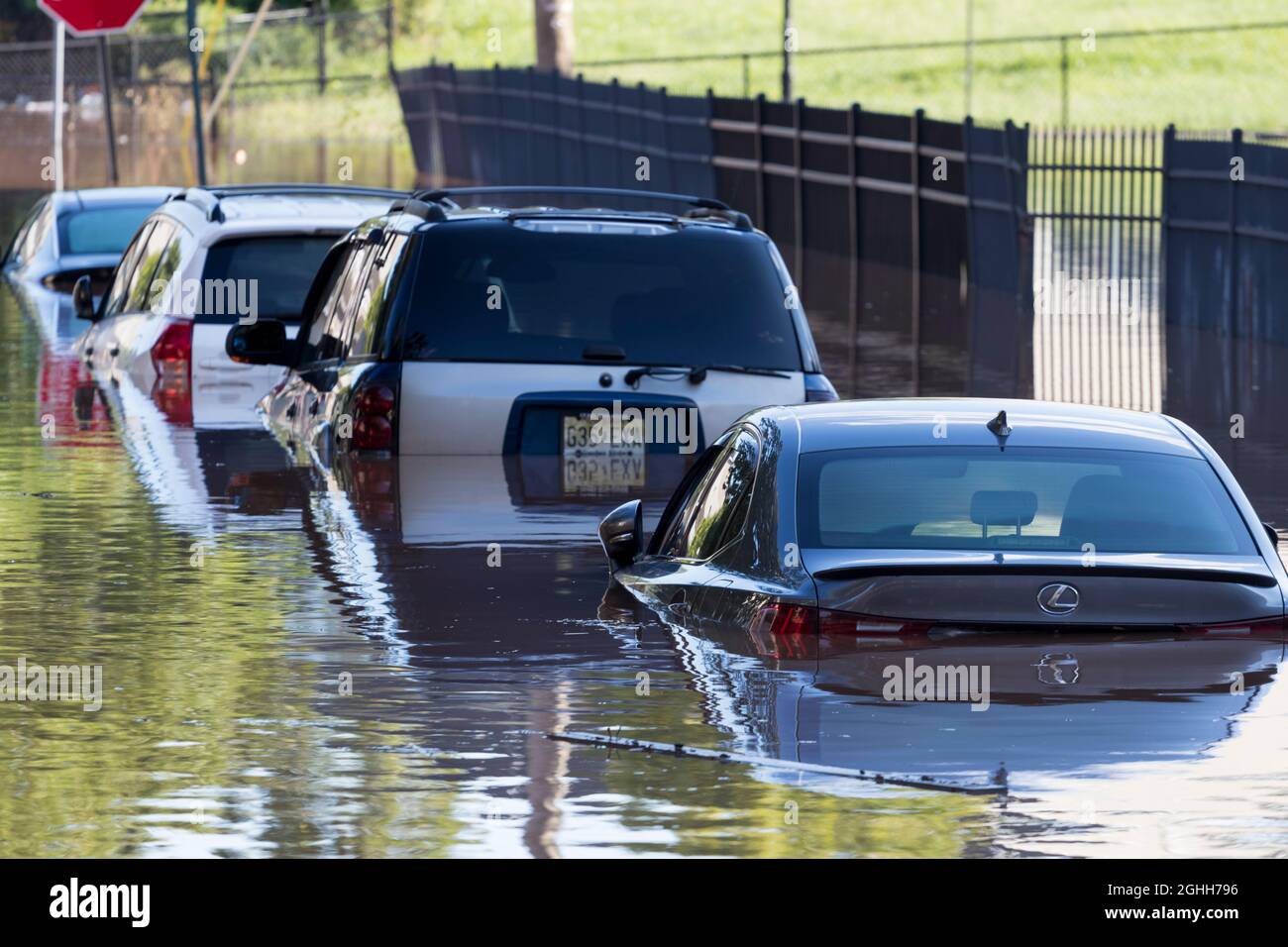 Automobili sommerse sott'acqua in seguito alla tempesta tropicale Ida. Foto Stock
