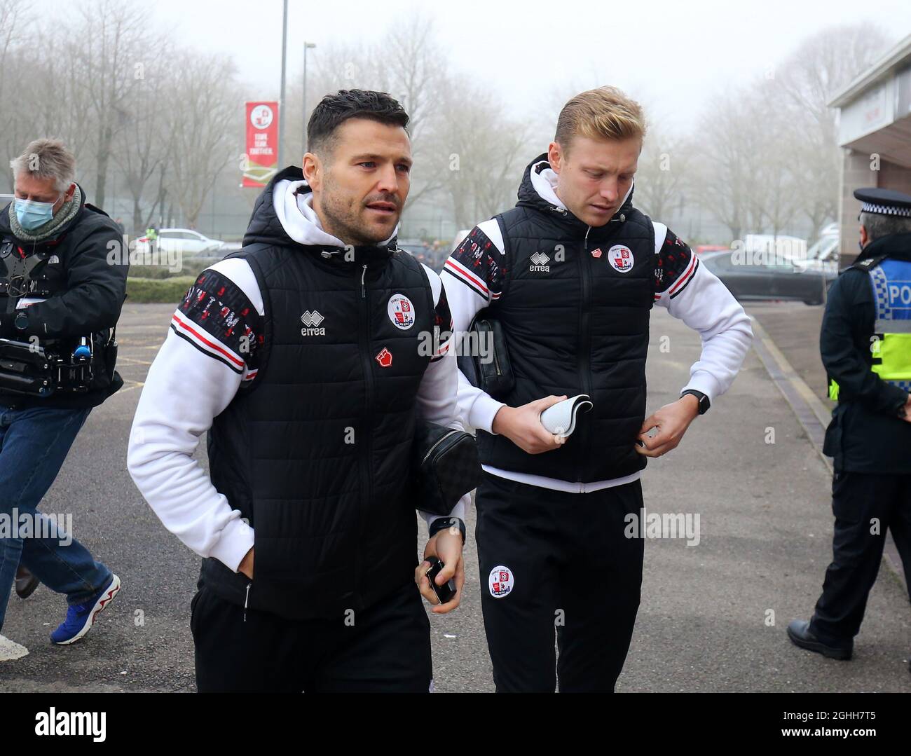 La celebrità televisiva e ora il giocatore di Crawley Town Mark Wright (L) arriva con il fratello David Wright (R) durante la partita di fa Cup al Peoples Pension Stadium di Crawley. Data foto: 10 gennaio 2021. Il credito dovrebbe essere: Paul Terry/Sportimage via PA Images Foto Stock