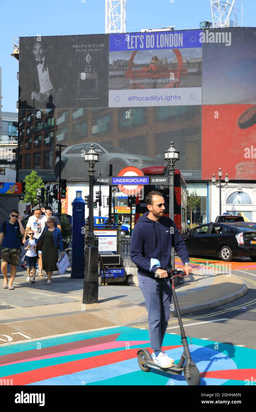 Piccadilly Circus come Londra si apre di nuovo nel settembre 2021, mentre impariamo a vivere con il virus Covid, Regno Unito Foto Stock
