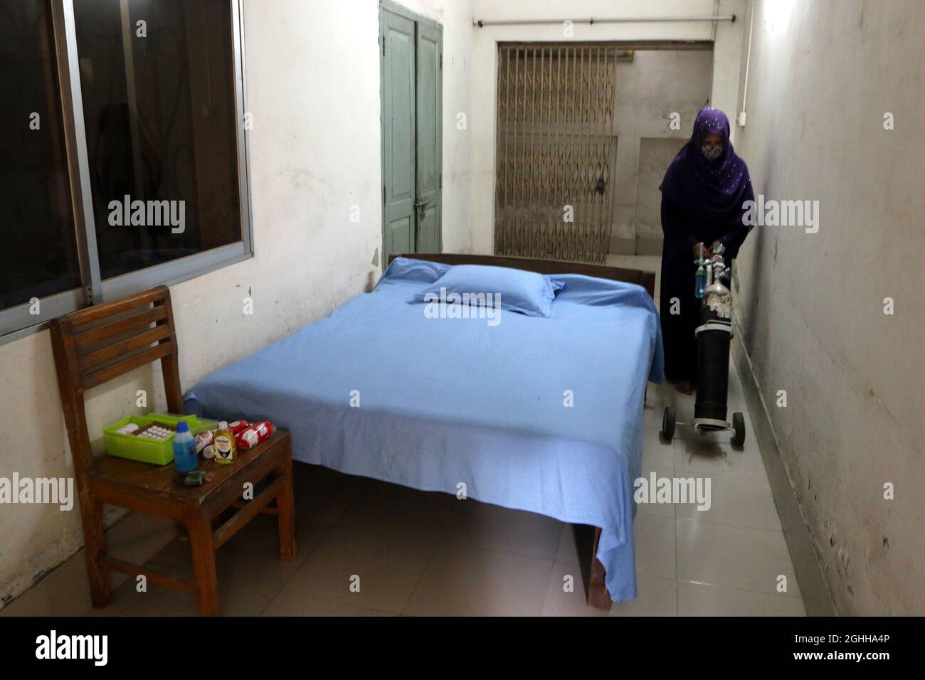 Dhaka, Bangladesh. 06 settembre 2021. DHAKA, BANGLADESH - 6 SETTEMBRE: Una donna spinge un serbatoio di ossigeno in una zona di isolamento, come misura preventiva nel caso in cui uno studente si ammala, nella scuola di Agrani. Dopo più di un anno di prendere in classe online a causa del coronavirus bloccato da restrizioni di sicurezza, le scuole sono pronte a ricevere i bambini, nelle aule come il governo ha permesso che gli studenti, frequentare le classi dalla prossima settimana. Il 6 settembre 2021 a Dhaka, Bangladesh. (Foto di Habibur Rahman/Eyepix Group/Sipa USA) Credit: Sipa USA/Alamy Live News Foto Stock