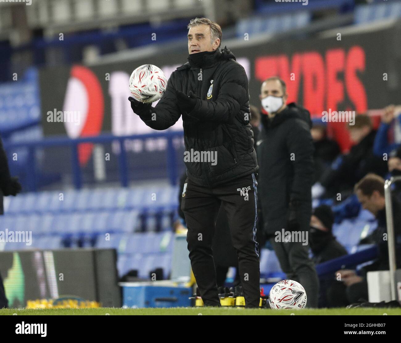 Neil Thompson, direttore intermedio di Sheffield, mercoledì, torna a giocare la palla durante la partita di fa Cup al Goodison Park di Liverpool. Data foto: 24 gennaio 2021. Il credito dovrebbe essere: Darren Staples/Sportimage via PA Images Foto Stock