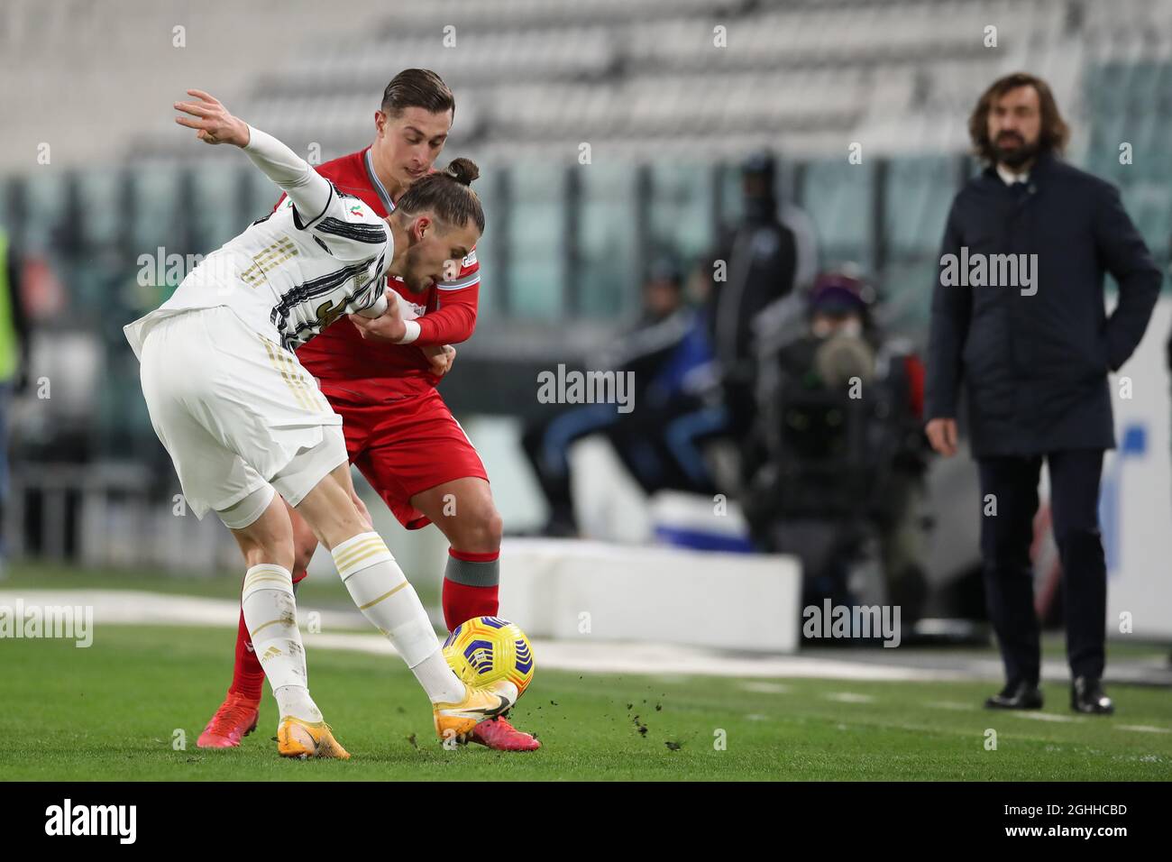 Andrea Pirlo Capo allenatore della Juventus guarda come Radu Dragusin della Juventus è sfidato da Salvatore Esposito della SPAL durante la partita Coppa Italia allo Stadio Allianz di Torino. Data foto: 27 gennaio 2021. Il credito d'immagine dovrebbe essere: Jonathan Moscrop/Sportimage via PA Images Foto Stock