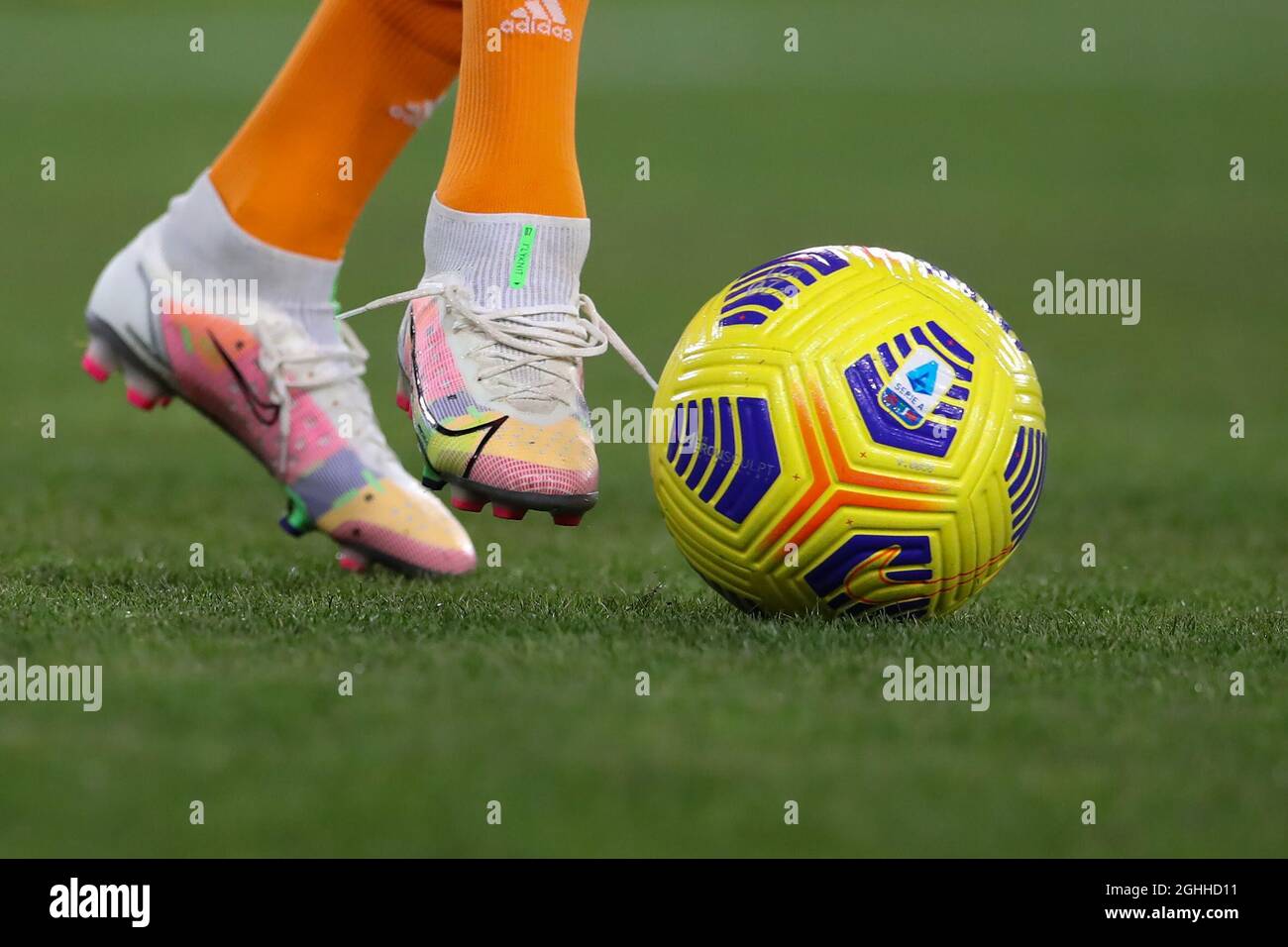 Cristiano Ronaldo delle nuove scarpe da calcio Nike Mercurial della  Juventus si vede come lui dribbling la palla durante il riscaldamento prima  della partita della Serie A a a a Luigi Ferraris,