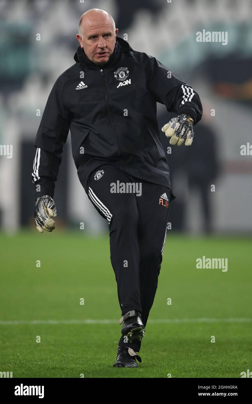 Richard Hartis Manchester United Senior Goalkeeping coach durante il riscaldamento prima della partita della UEFA Europa League allo Juventus Stadium di Torino. Data foto: 18 febbraio 2021. Il credito d'immagine dovrebbe essere: Jonathan Moscrop/Sportimage via PA Images Foto Stock