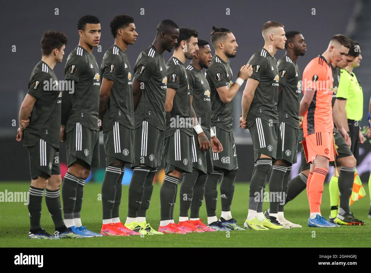 I giocatori del Manchester United Daniel James, Mason Greenwood, Marcus Rashford, Eric Bailly, Bruno Fernandes, Fred, Alex Telles, Scott McTominay, Aaron WAN-Bissaka, Dean Henderson e Harry Maguire si allineano prima di iniziare la partita della UEFA Europa League allo Juventus Stadium di Torino. Data foto: 18 febbraio 2021. Il credito d'immagine dovrebbe essere: Jonathan Moscrop/Sportimage via PA Images Foto Stock